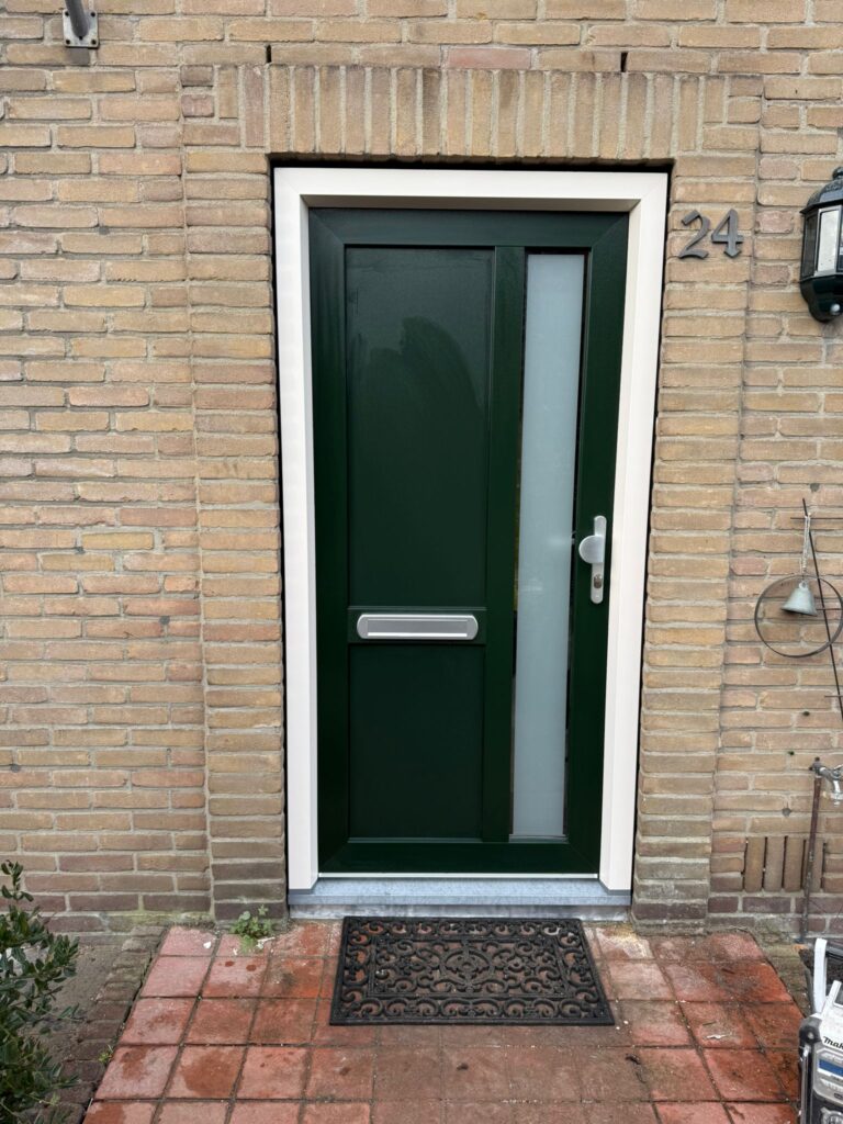 Diverse deuren met gezandstraald glas in Hillegom