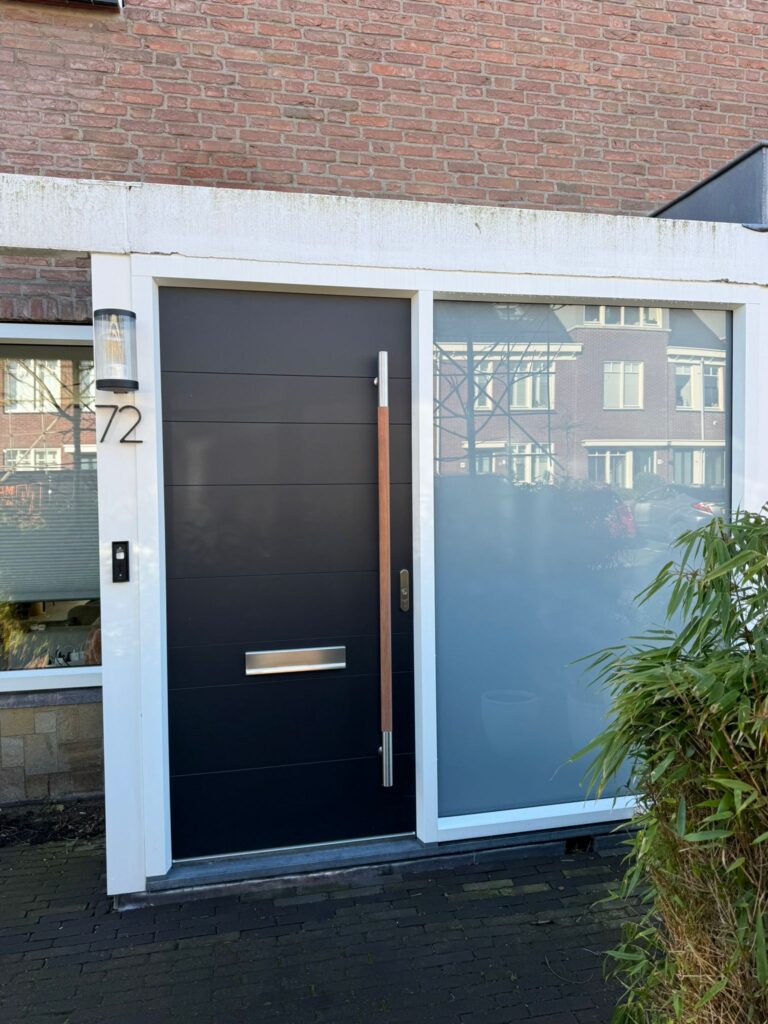 Voordeur met zijlicht in Warmond